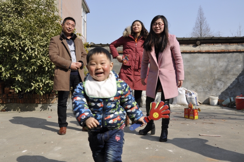 幼童过年的喜悦