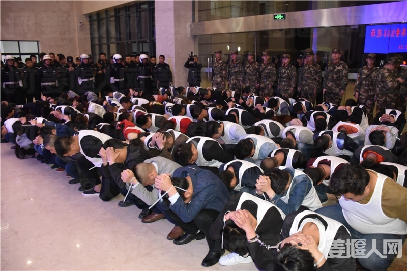 集中归案的现场照片.JPG