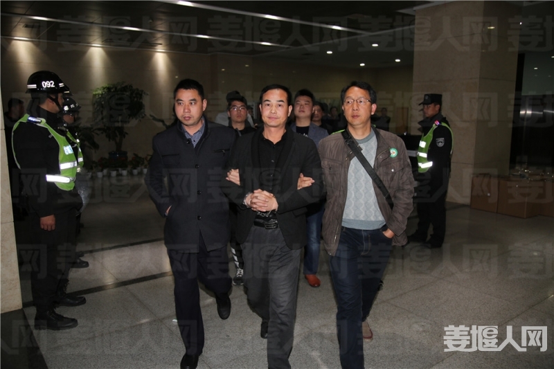 民警扣解上车照片1.JPG