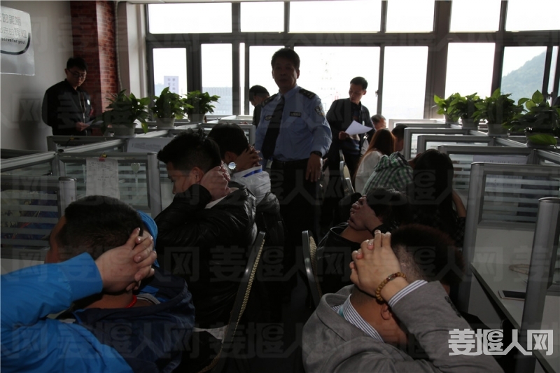 民警控制现场照片2.JPG