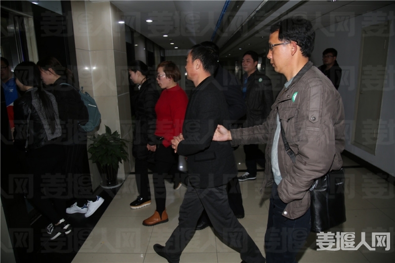 民警扣解上电梯.JPG