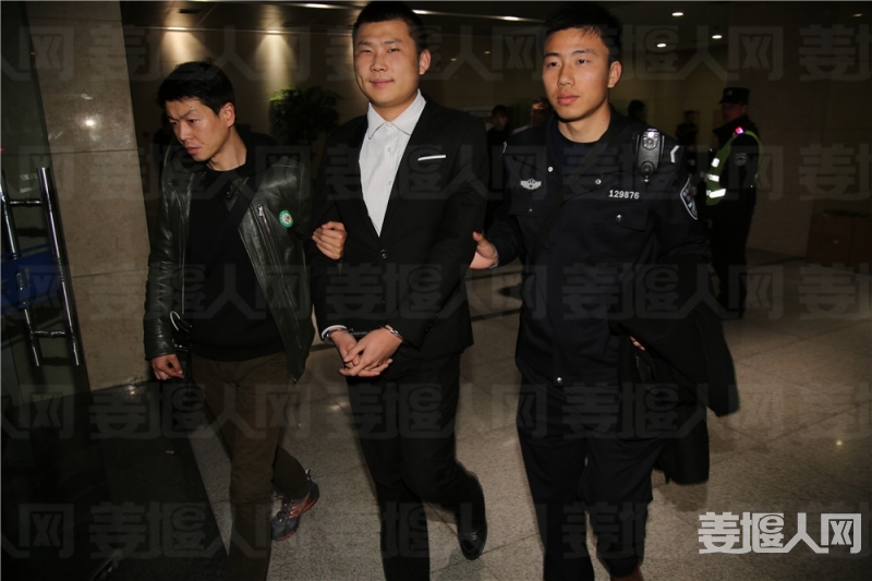 民警押解的照片.JPG