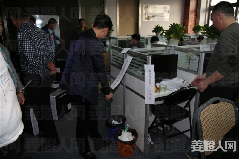 民警现场扣押查封电脑照片.JPG