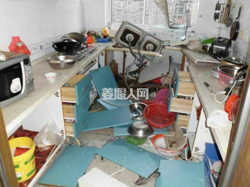 爆炸后的厨房.png