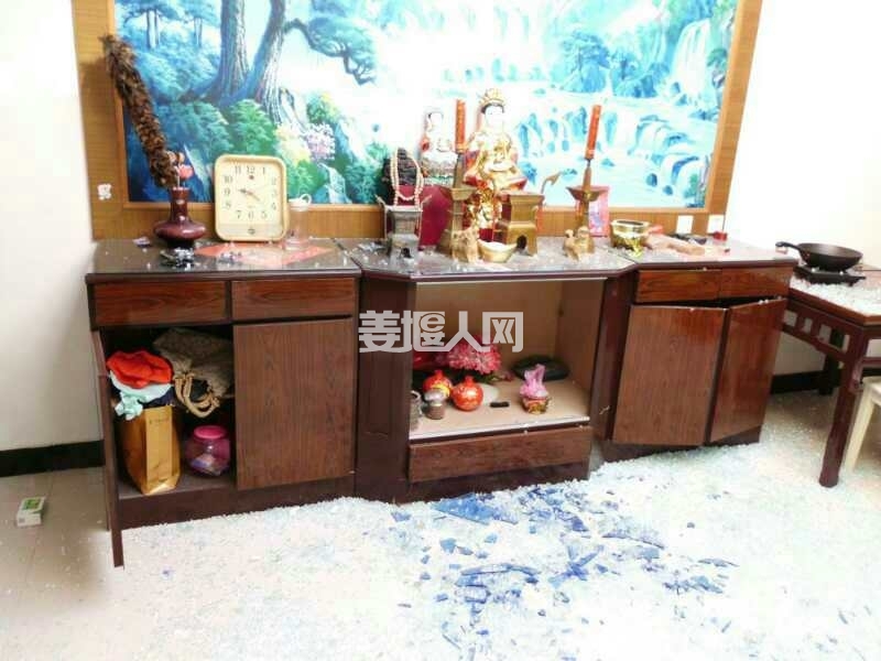 堂屋条桌上的玻璃震碎掉落.png