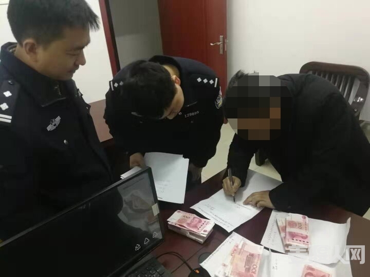 民警将追回的损失返还受害人.jpg