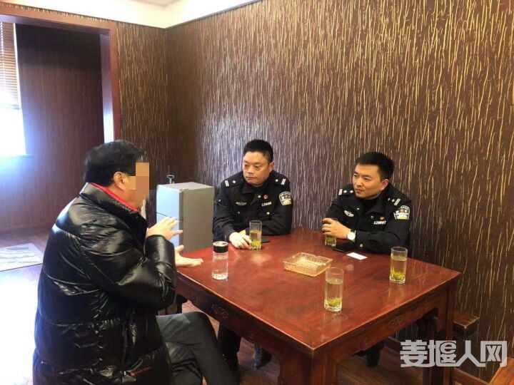 民警走访调查.jpg