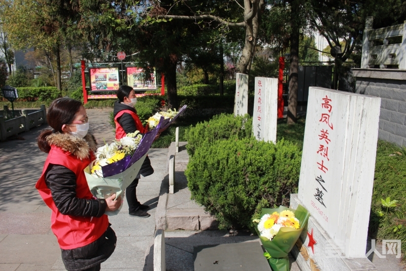 配《姜堰志愿者代替烈士亲属扫墓》图.JPG