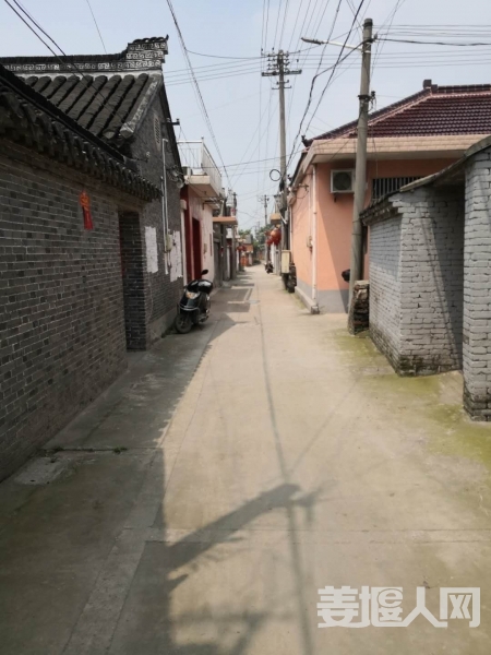 进出停车场狭窄小路