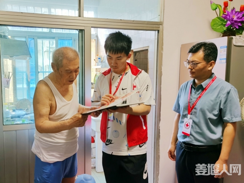 13志愿者上门送相册.jpg